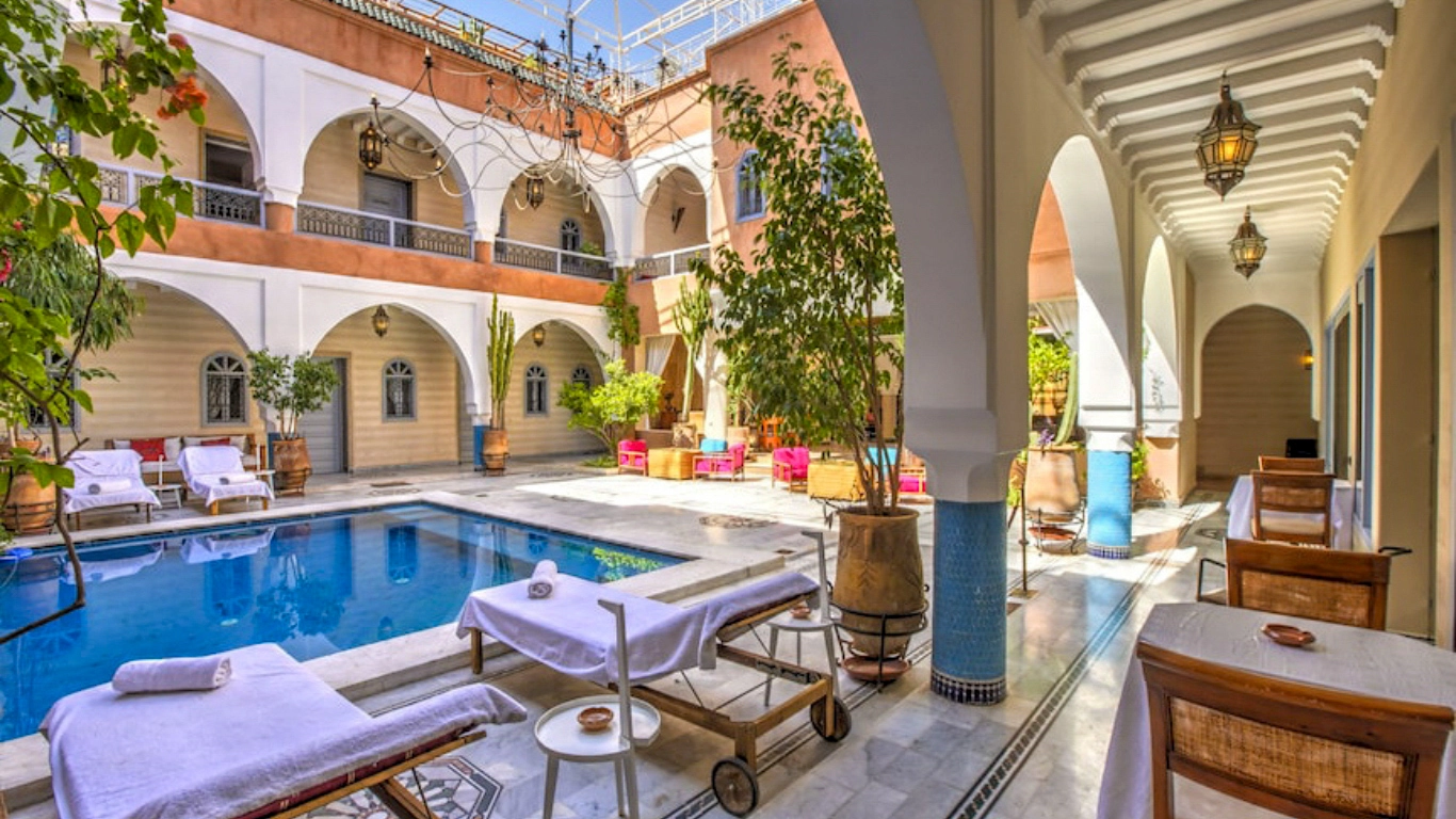 Luxury riads in Marrakech: Ksar Anika Boutique Hotel & Spa with a beautiful courtyard and pool