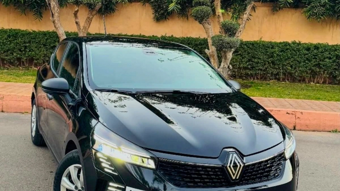 Black Renault car parked in Marrakech, available for cheap rental without deposit via Localrent
